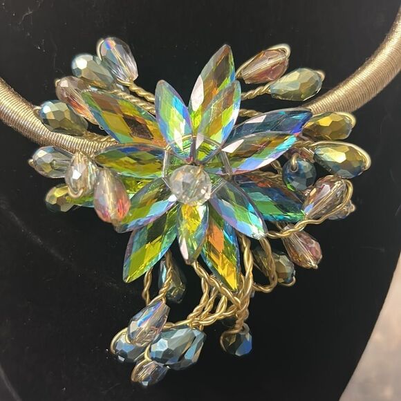 Elegant Gold and Iridescent Floral Necklace - Picture 2 of 4